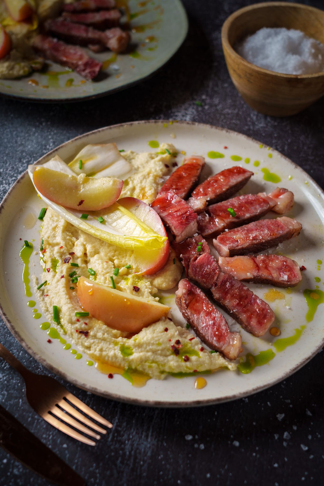 WAGYU ENTRECOTE MIT CHICORÈE, BLUMENKOHL UND GEGRILLTEM APFEL