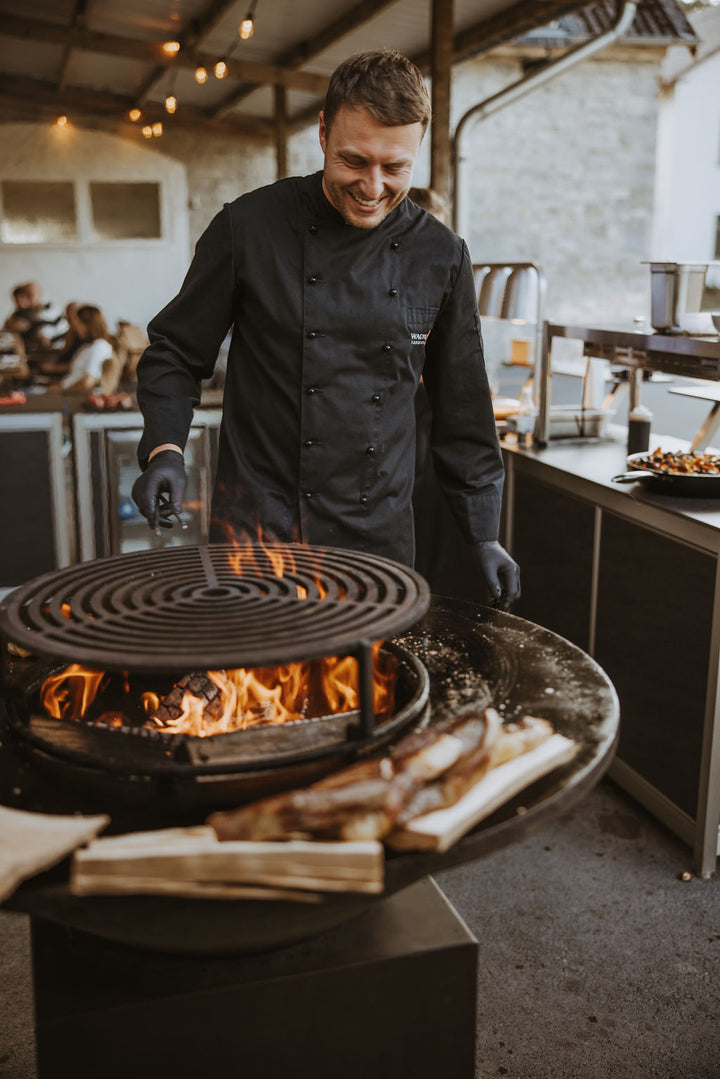 Wagyu Sauerland Tasting am Hof – Gäste genießen frisch gegrilltes Wagyu-Steak