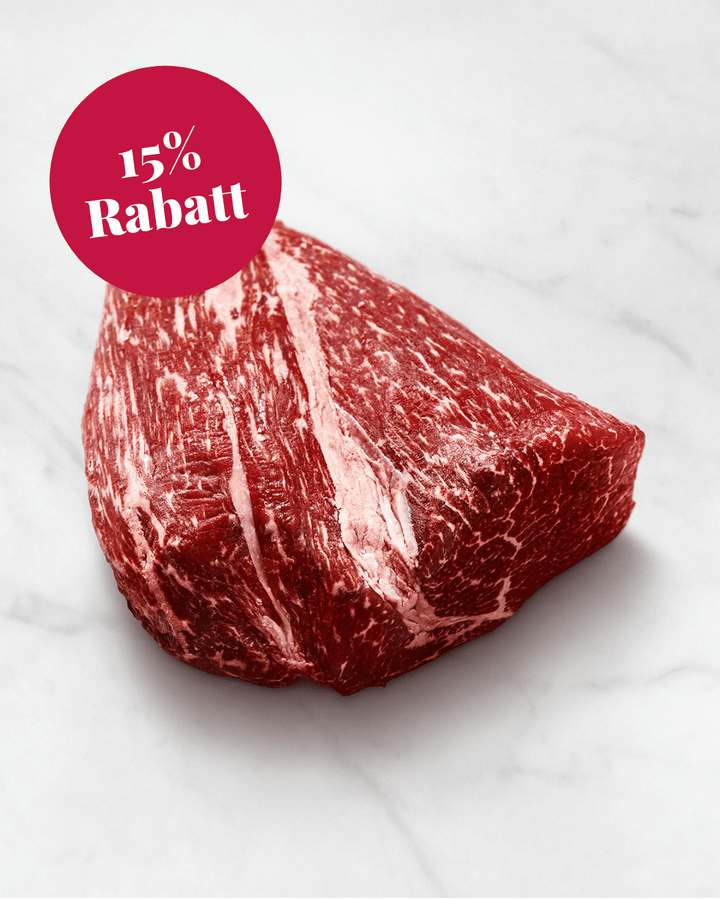 Wagyu Filetkopf auf weißem Hintergrund, Kobe-Filet, roh, marmoriert, Wagyutatar aus Filetkopf zubereitet, Rindfleisch roh serviert, Filetkopf online kaufen