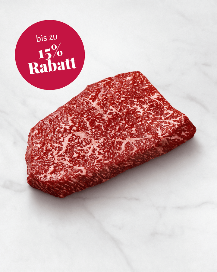 Wagyu-Tataki-Steak auf weißem Hintergrund, stark marmoriert, , Tataki aus der Oberschale vom Rind kaufen, Sashimi Qualität, flaches Steak vom Wagyu-Rind