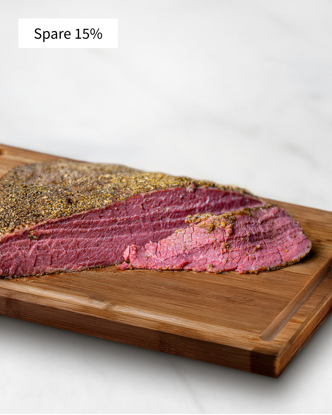 Wagyu Pastrami, zahrtes Fleisch auf Holzbrett, feine Würzung, marmoriertes Wagyufleisch