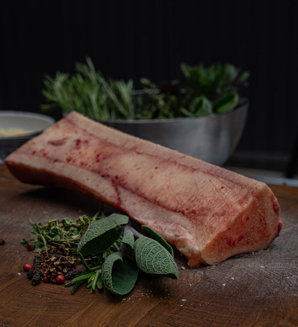 wagyu-marrow-bones, Knochenmark, Premium-Fleischknochen, Rezepte mit Knochenmark, Marrow Bone auf Holzbrett